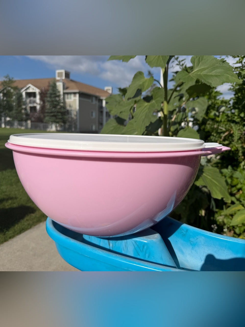 Pink Tupperware thatsa mixing bowl 7.8 L